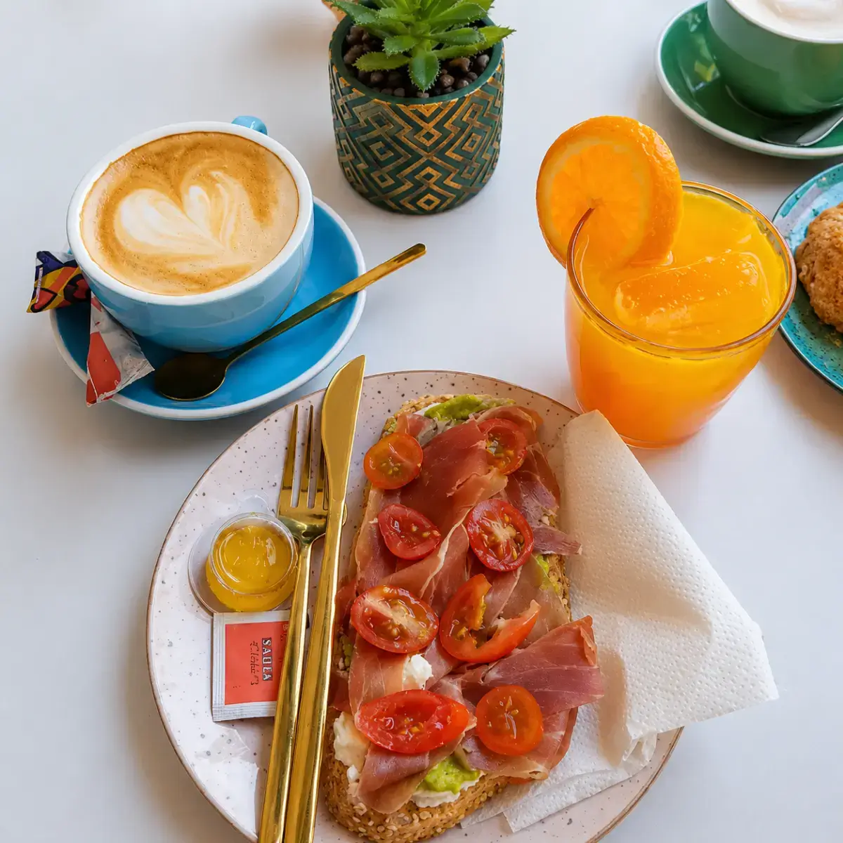 tosta de jamon con tomato cherry zumo y cafe
